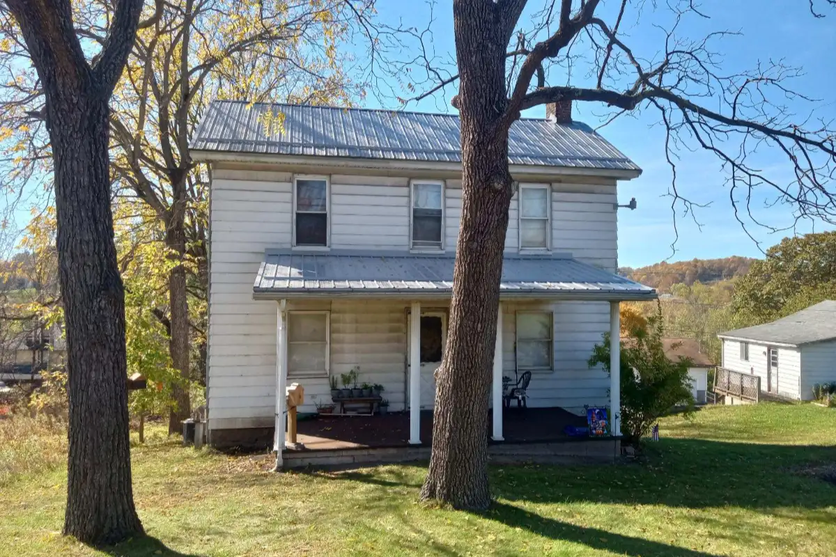 pennsylvania-home-metal-roof-repair Pennsylvania residential home with a metal roof after roof repair work